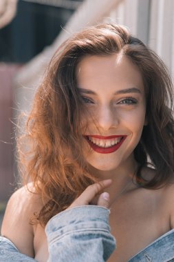 Güneşli bir yaz makyaj ile şık ve modaya uygun giysiler içinde güzel bir kız. Gülümseyen ve ciddi