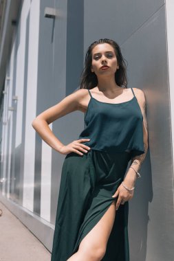 Güneşli bir yaz makyaj ile şık ve modaya uygun giysiler içinde güzel bir kız. Gülümseyen ve ciddi