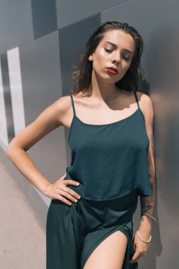 Güneşli bir yaz makyaj ile şık ve modaya uygun giysiler içinde güzel bir kız. Gülümseyen ve ciddi