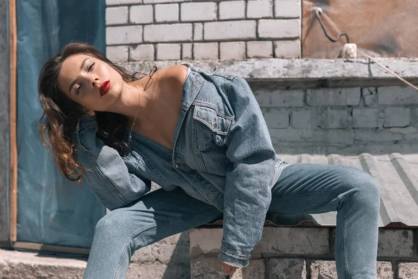 Menina Bonita Roupas Elegantes Elegantes Com Maquiagem Dia Ensolarado Verão — Fotografia de Stock