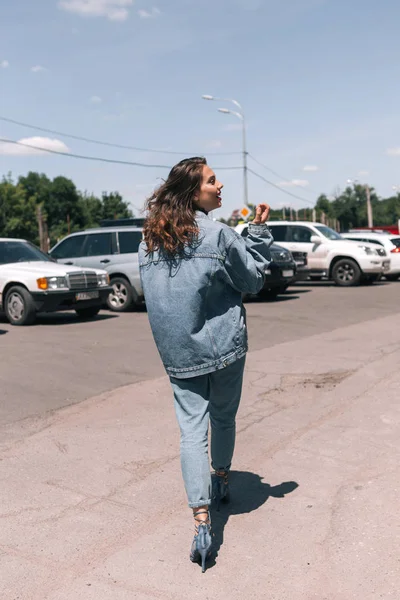 Menina Bonita Roupas Elegantes Elegantes Com Maquiagem Dia Ensolarado Verão — Fotografia de Stock