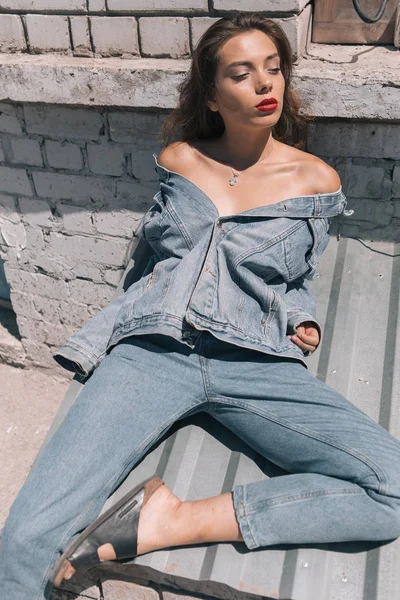 Güneşli bir yaz makyaj ile şık ve modaya uygun giysiler içinde güzel bir kız. Gülümseyen ve ciddi