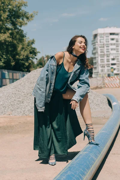 Menina Bonita Roupas Elegantes Elegantes Com Maquiagem Dia Ensolarado Verão — Fotografia de Stock