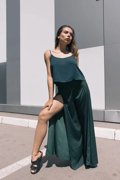 Menina Bonita Roupas Elegantes Elegantes Com Maquiagem Dia Ensolarado Verão — Fotografia de Stock