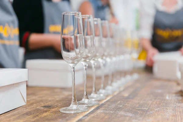 Meninas Preparam Sobremesas Belas Saborosas Uma Mesa Madeira Decoram Com — Fotografia de Stock