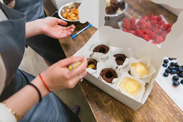 Flickor Förbereda Vackra Och Läckra Desserter Ett Träbord Och Dekorera Stockbild