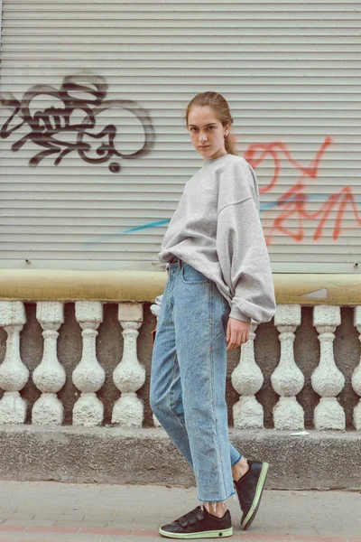 Bella Ragazza Abiti Sportivi Giovanili Passeggiando Strade Della Città — Foto Stock