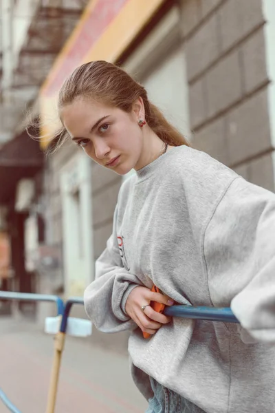 Belle Jeune Fille Vêtements Sport Pour Jeunes Marchant Dans Les — Photo