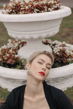 Sokakta şık elbiseleri güzel şık ve moda kız