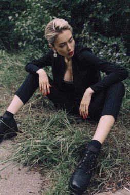 Sokakta şık elbiseleri güzel şık ve moda kız