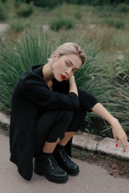 Sokakta şık elbiseleri güzel şık ve moda kız