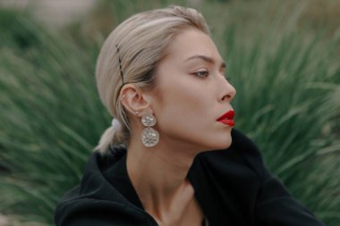 Sokakta şık elbiseleri güzel şık ve moda kız