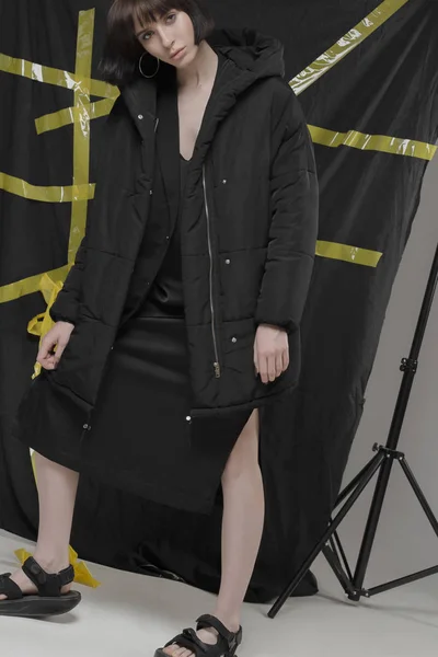 Belle Fille Élégante Vêtements Noirs Mode Avec Des Cheveux Noirs — Photo