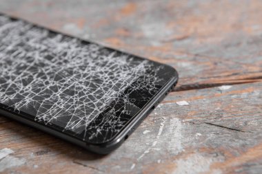 Dokunma, kırık bir ekran ile modern siyah cep telefonu