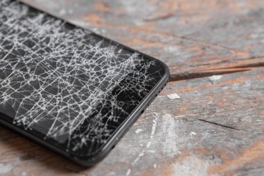 Dokunma, kırık bir ekran ile modern siyah cep telefonu