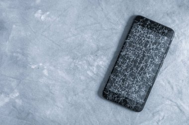 Dokunma, kırık bir ekran ile modern siyah cep telefonu