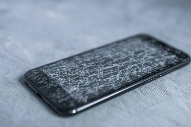 Dokunma, kırık bir ekran ile modern siyah cep telefonu