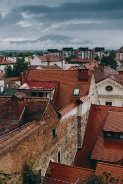 Bulutlu havalarda Avrupa şehrin tarihi merkezinin güzel manzara