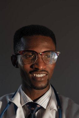 Yakışıklı doktor ile stetoskop beyaz arka plan üzerinde beyaz önlük içinde