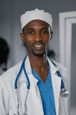 Yakışıklı doktor ile stetoskop beyaz arka plan üzerinde beyaz önlük içinde