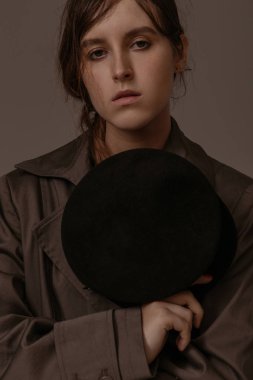 Sanat portre stüdyo şık giysiler içinde güzel bir kız