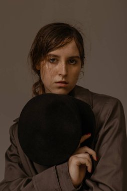 Sanat portre stüdyo şık giysiler içinde güzel bir kız