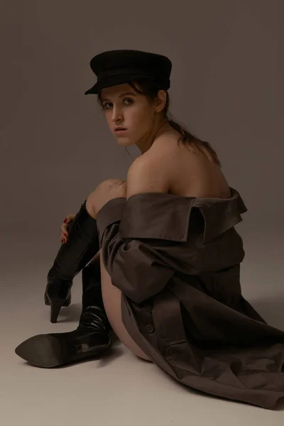 Art Portrét Krásné Dívky Stylové Oblečení Ateliéru — Stock fotografie