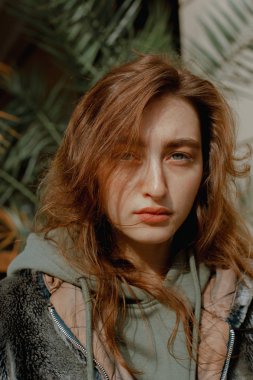 Sokak bir kürk ceket, kahve ve telefon ile güzel ve şık bir kız portresi