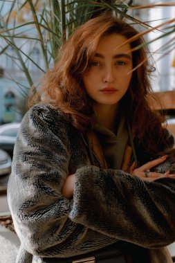 Sokak bir kürk ceket, kahve ve telefon ile güzel ve şık bir kız portresi