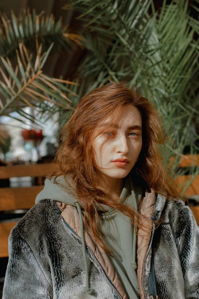 Sokak bir kürk ceket, kahve ve telefon ile güzel ve şık bir kız portresi