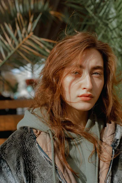 Portrait Rue Une Belle Élégante Fille Manteau Fourrure Avec Café — Photo