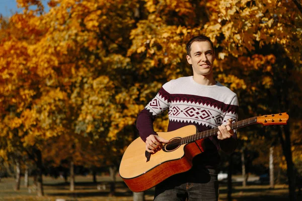 Handsome Guy Guitar Autumn Park — Stock Photo, Image