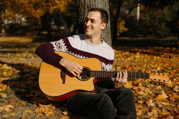 Handsome Guy Guitar Autumn Park — Stock Photo, Image