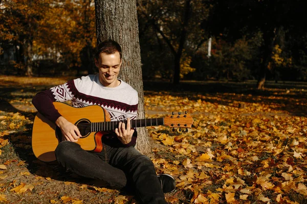 Handsome Guy Guitar Autumn Park — Stock Photo, Image