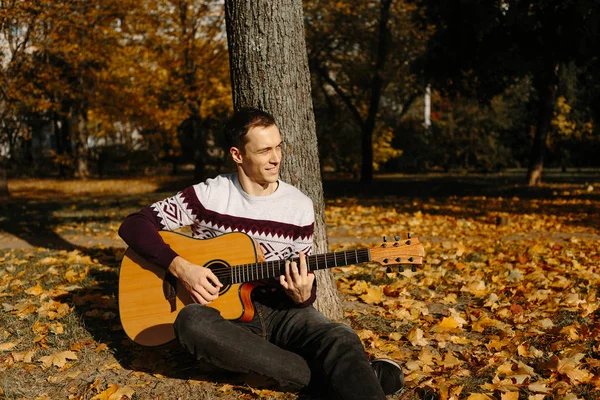 Handsome Guy Guitar Autumn Park — Stock Photo, Image