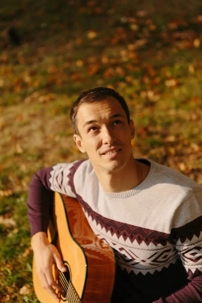 Handsome Guy Guitar Autumn Park — Stock Photo, Image