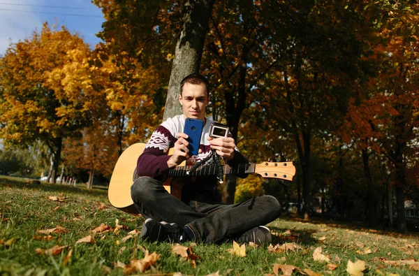 Handsome Guy Guitar Autumn Park — Stock Photo, Image