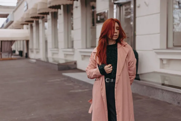 Menina Bonita Elegante Com Cabelos Vermelhos Caminha Cidade Seu Cabelo — Fotografia de Stock