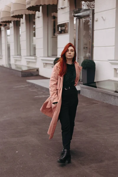 Menina Bonita Elegante Com Cabelos Vermelhos Caminha Cidade Seu Cabelo — Fotografia de Stock