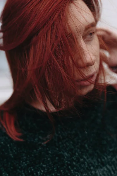 Hermosa Elegante Chica Con Pelo Rojo Pasea Por Ciudad Cabello — Foto de Stock