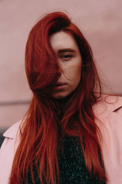 Мбаппе Стильная Девушка Рыжими Волосами Гуляет Городу Волосы Ветру — стоковое фото