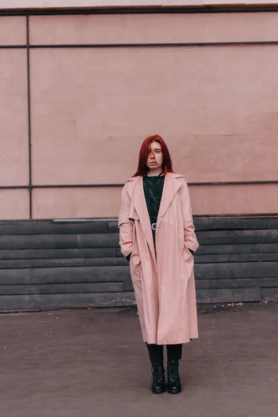 Menina Bonita Elegante Com Cabelos Vermelhos Caminha Cidade Seu Cabelo — Fotografia de Stock