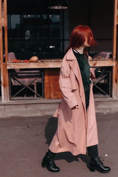 Menina Bonita Elegante Com Cabelos Vermelhos Caminha Cidade Seu Cabelo — Fotografia de Stock