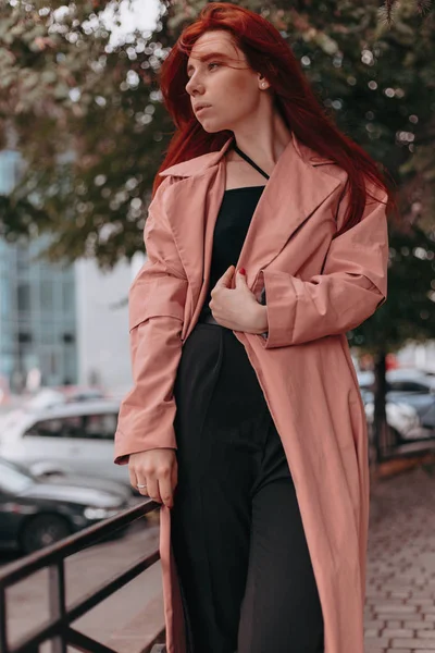 Menina Bonita Elegante Com Cabelos Vermelhos Caminha Cidade Seu Cabelo — Fotografia de Stock