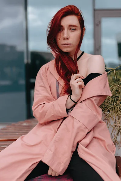 Menina Bonita Elegante Com Cabelos Vermelhos Caminha Cidade Seu Cabelo — Fotografia de Stock