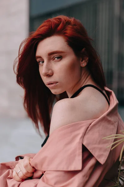 Krásná Elegantní Dívka Červenými Vlasy Chodí Městě Její Vlasy Větru — Stock fotografie