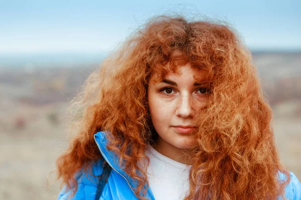 Krásná Dívka Červenými Vlasy Cestuje Prostorné Polí Luk Pije Termosky — Stock fotografie