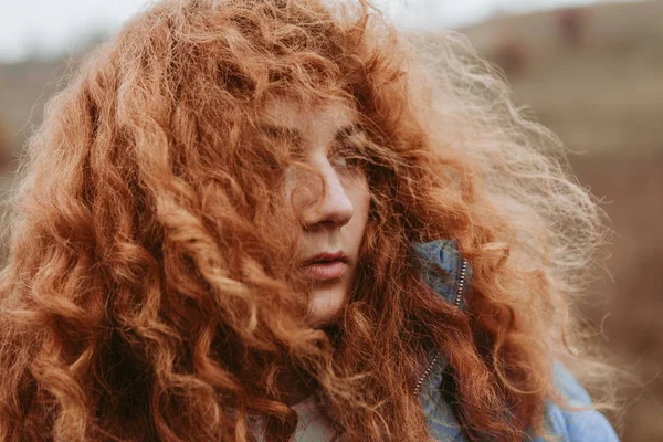 Krásná Dívka Červenými Vlasy Cestuje Prostorné Polí Luk Pije Termosky — Stock fotografie