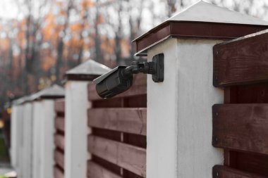 CCTV kameraları duvarda. Çok katlı bina ya da bir özel ev güvenlik izlemek. Güvenlik Teşkilatı