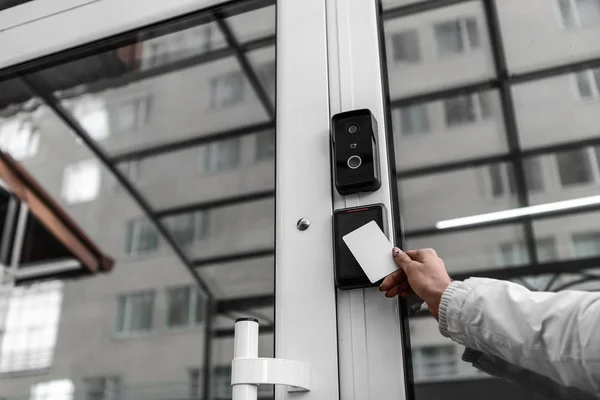 Güvenlik teknolojileri, güvenlik sistemleri, elektronik anahtar taşı, hareket sensörleri. Ellerini aç kapıyı
